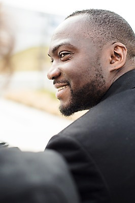 포토 JPG 주간 서양인 외국인 커플 응시 여자 남자 감정 흑인 비즈니스 대화 사랑 미소 사람 근접촬영 상반신 20대 성인 야외 두명 옆모습 30대 비즈니스라이프 비즈니스맨 비즈니스우먼 동료 체코 국내포토 자연요소 라이프스타일 시선 유럽 뷰포인트 관계 표정 말하기 인종 청년 장년 직장인 파일형식