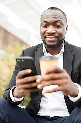 포토 JPG 주간 서양인 외국인 응시 시선 남자 커피 흑인 비즈니스 한명 미소 사람 앉기 정장 상반신 성인 야외 앞모습 30대 비즈니스라이프 스마트폰 직장인 비즈니스맨 집중 체코 성인남자한명만 국내포토 자연요소 직업 1 라이프스타일 옷 유럽 음료 뷰포인트 컨셉 모션 표정 인종 장년 핸드폰 스마트기기 남자한명만 성인남자만 파일형식