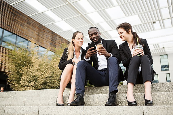 포토 JPG 주간 전신 서양인 외국인 커플 응시 여자 남자 여유 커피 40대 흑인 비즈니스 휴식 미소 사람 앉기 20대 성인 야외 앞모습 세명 30대 비즈니스라이프 스마트폰 계단 직장인 비즈니스맨 비즈니스우먼 동료 즐거움 체코 성인만 국내포토 자연요소 직업 라이프스타일 시선 감정 유럽 음료 뷰포인트 중년 컨셉 관계 모션 표정 인종 청년 장년 핸드폰 스마트기기 파일형식