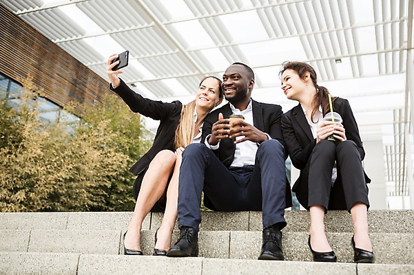 포토 JPG 주간 전신 서양인 외국인 커플 여자 남자 커피 40대 흑인 비즈니스 휴식 미소 사람 앉기 정장 20대 성인 야외 앞모습 세명 30대 비즈니스라이프 스마트폰 계단 직장인 비즈니스맨 비즈니스우먼 셀프카메라 동료 체코 성인만 국내포토 자연요소 직업 라이프스타일 옷 유럽 음료 뷰포인트 중년 컨셉 관계 모션 표정 인종 청년 장년 핸드폰 스마트기기 사진촬영 파일형식