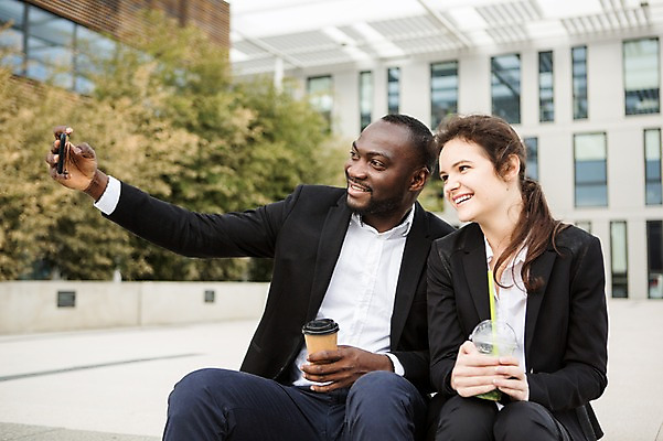 포토 JPG 주간 서양인 외국인 커플 응시 여자 남자 커피 흑인 비즈니스 휴식 미소 사람 앉기 상반신 20대 성인 야외 두명 앞모습 30대 비즈니스라이프 스마트폰 직장인 비즈니스맨 비즈니스우먼 셀프카메라 동료 체코 셀카봉 성인만 국내포토 자연요소 직업 라이프스타일 시선 유럽 음료 뷰포인트 컨셉 관계 모션 표정 인종 청년 장년 핸드폰 스마트기기 사진촬영 파일형식