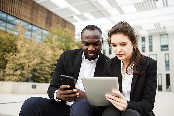 포토 JPG 주간 서양인 외국인 커플 응시 여자 남자 흑인 비즈니스 휴식 사람 앉기 상반신 20대 성인 야외 두명 앞모습 30대 비즈니스라이프 스마트폰 스마트기기 태블릿 계단 업무 직장인 비즈니스맨 비즈니스우먼 동료 체코 성인만 국내포토 자연요소 직업 라이프스타일 시선 유럽 뷰포인트 컨셉 관계 모션 인종 청년 장년 전자제품 핸드폰 작업 파일형식