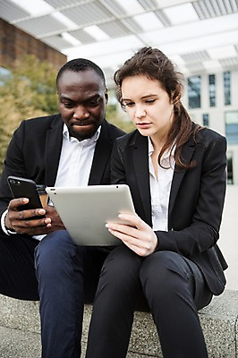 포토 JPG 주간 서양인 외국인 커플 응시 여자 남자 커피 흑인 회사 비즈니스 휴식 사람 앉기 정장 상반신 20대 성인 야외 두명 앞모습 30대 비즈니스라이프 스마트폰 스마트기기 태블릿 계단 업무 직장인 비즈니스맨 비즈니스우먼 동료 체코 성인만 국내포토 자연요소 직업 라이프스타일 시선 옷 유럽 음료 뷰포인트 컨셉 관계 모션 인종 청년 장년 전자제품 핸드폰 작업 파일형식