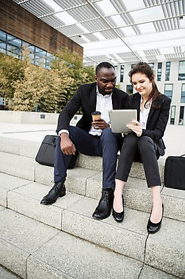 포토 JPG 주간 전신 서양인 외국인 커플 응시 여자 남자 커피 흑인 서류가방 비즈니스 미소 사람 앉기 정장 20대 성인 야외 두명 앞모습 30대 비즈니스라이프 스마트기기 태블릿 계단 업무 직장인 비즈니스맨 비즈니스우먼 동료 체코 성인만 국내포토 자연요소 직업 라이프스타일 시선 옷 유럽 음료 뷰포인트 가방 관계 모션 표정 인종 청년 장년 전자제품 작업 파일형식