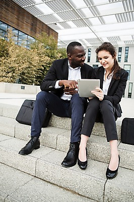 포토 JPG 주간 전신 서양인 외국인 커플 응시 여자 남자 흑인 서류가방 비즈니스 직장 미소 사람 앉기 정장 20대 성인 야외 두명 앞모습 30대 비즈니스라이프 태블릿 계단 업무 직장인 비즈니스맨 비즈니스우먼 동료 체코 성인만 국내포토 자연요소 직업 라이프스타일 시선 옷 유럽 뷰포인트 가방 회사 관계 모션 표정 인종 청년 장년 전자제품 스마트기기 작업 파일형식