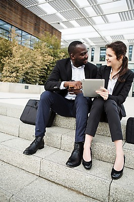 포토 JPG 주간 전신 서양인 외국인 커플 응시 여자 남자 흑인 회사 비즈니스 휴식 직장 미소 사람 앉기 20대 성인 야외 두명 앞모습 30대 비즈니스라이프 스마트기기 태블릿 계단 업무 직장인 비즈니스맨 비즈니스우먼 동료 체코 성인만 국내포토 자연요소 직업 라이프스타일 시선 유럽 뷰포인트 컨셉 관계 모션 표정 인종 청년 장년 전자제품 작업 파일형식