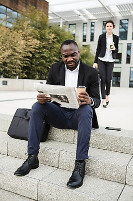 포토 JPG 주간 전신 서양인 외국인 응시 여자 남자 여유 커피 흑인 서류가방 비즈니스 휴식 서기 사람 앉기 정장 20대 성인 야외 두명 앞모습 30대 비즈니스라이프 걷기 계단 직장인 비즈니스맨 비즈니스우먼 신문 신문읽기 동료 체코 성인만 국내포토 자연요소 직업 라이프스타일 시선 옷 감정 유럽 음료 뷰포인트 컨셉 가방 관계 모션 인종 청년 간행물 장년 뉴스 읽기 파일형식