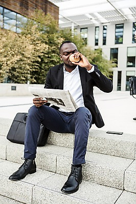 포토 JPG 주간 전신 서양인 외국인 남자 여유 커피 흑인 가방 비즈니스 휴식 한명 사람 앉기 성인 야외 앞모습 30대 비즈니스라이프 스마트폰 계단 마시기 직장인 비즈니스맨 신문 신문읽기 체코 성인남자한명만 국내포토 자연요소 직업 1 라이프스타일 잡화 감정 유럽 음료 뷰포인트 컨셉 모션 인종 간행물 장년 핸드폰 스마트기기 뉴스 읽기 남자한명만 성인남자만 파일형식