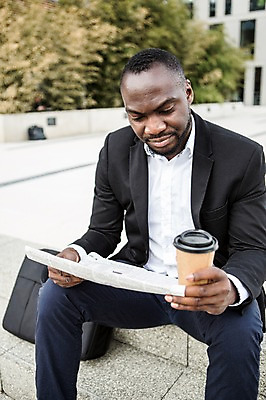 포토 JPG 주간 서양인 외국인 응시 남자 여유 커피 흑인 가방 비즈니스 휴식 한명 사람 앉기 상반신 성인 야외 앞모습 30대 비즈니스라이프 업무 직장인 비즈니스맨 신문 신문읽기 체코 성인남자한명만 국내포토 자연요소 직업 1 라이프스타일 시선 잡화 감정 유럽 음료 뷰포인트 컨셉 모션 인종 간행물 장년 작업 뉴스 읽기 남자한명만 성인남자만 파일형식