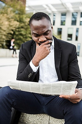 포토 JPG 주간 서양인 외국인 남자 여유 흑인 비즈니스 휴식 한명 사람 앉기 상반신 성인 야외 앞모습 30대 비즈니스라이프 업무 직장인 비즈니스맨 신문 신문읽기 고민 체코 성인남자한명만 국내포토 자연요소 직업 1 라이프스타일 감정 유럽 뷰포인트 컨셉 모션 인종 간행물 장년 작업 뉴스 읽기 남자한명만 성인남자만 파일형식