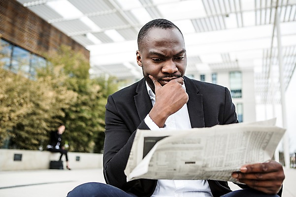 포토 JPG 주간 전신 서양인 외국인 응시 여자 남자 여유 회사 비즈니스 휴식 직장 사람 앉기 정장 상반신 20대 성인 야외 두명 앞모습 옆모습 아웃포커스 30대 비즈니스라이프 턱괴기 업무 직장인 비즈니스맨 비즈니스우먼 신문 신문읽기 고민 체코 성인만 국내포토 자연요소 직업 라이프스타일 시선 옷 감정 유럽 뷰포인트 컨셉 모션 촬영기법 인종 청년 간행물 장년 작업 뉴스 읽기 파일형식