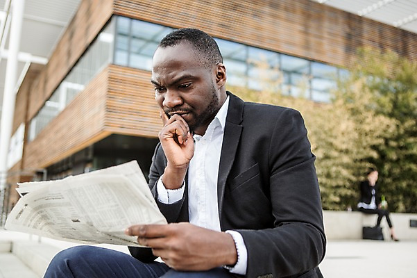 포토 JPG 주간 전신 서양인 외국인 응시 여자 남자 여유 흑인 회사 비즈니스 휴식 사람 앉기 정장 상반신 20대 성인 야외 두명 옆모습 아웃포커스 30대 비즈니스라이프 업무 직장인 비즈니스맨 비즈니스우먼 신문 신문읽기 고민 체코 성인만 국내포토 자연요소 직업 라이프스타일 시선 옷 감정 유럽 뷰포인트 컨셉 모션 촬영기법 인종 청년 간행물 장년 작업 뉴스 읽기 파일형식