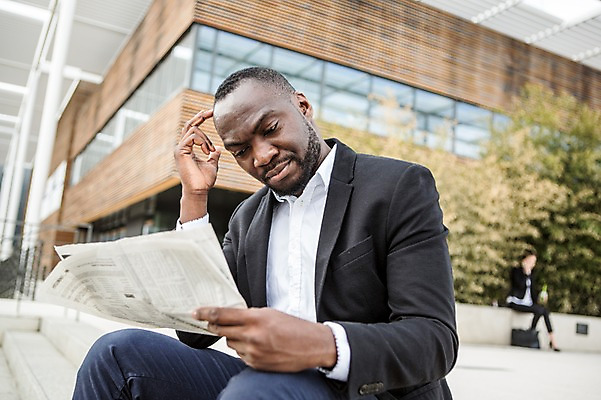 포토 JPG 주간 전신 서양인 외국인 응시 여자 남자 여유 흑인 비즈니스 휴식 사람 앉기 정장 상반신 20대 성인 야외 두명 옆모습 아웃포커스 30대 비즈니스라이프 업무 직장인 비즈니스맨 비즈니스우먼 신문 신문읽기 고민 체코 성인만 국내포토 자연요소 직업 라이프스타일 시선 옷 감정 유럽 뷰포인트 컨셉 모션 촬영기법 인종 청년 간행물 장년 작업 뉴스 읽기 파일형식