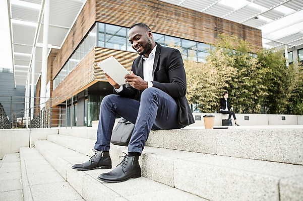 포토 JPG 주간 전신 서양인 외국인 응시 여자 남자 여유 커피 가방 비즈니스 성공 휴식 미소 사람 앉기 정장 20대 성인 야외 두명 옆모습 30대 비즈니스라이프 태블릿 기쁨 업무 직장인 비즈니스맨 비즈니스우먼 동료 체코 통화 성인만 국내포토 자연요소 직업 라이프스타일 시선 잡화 옷 감정 유럽 음료 뷰포인트 컨셉 관계 모션 표정 인종 청년 장년 전자제품 스마트기기 작업 파일형식