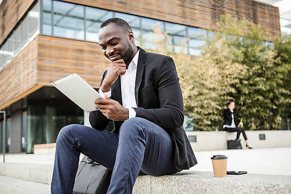 포토 JPG 주간 전신 서양인 외국인 응시 여자 남자 여유 커피 흑인 비즈니스 성공 휴식 직장 미소 사람 앉기 정장 상반신 20대 성인 야외 두명 아웃포커스 30대 비즈니스라이프 태블릿 계단 기쁨 업무 직장인 비즈니스맨 비즈니스우먼 체코 통화 국내포토 자연요소 직업 라이프스타일 시선 옷 감정 유럽 음료 컨셉 회사 모션 촬영기법 표정 인종 청년 장년 전자제품 스마트기기 작업 파일형식