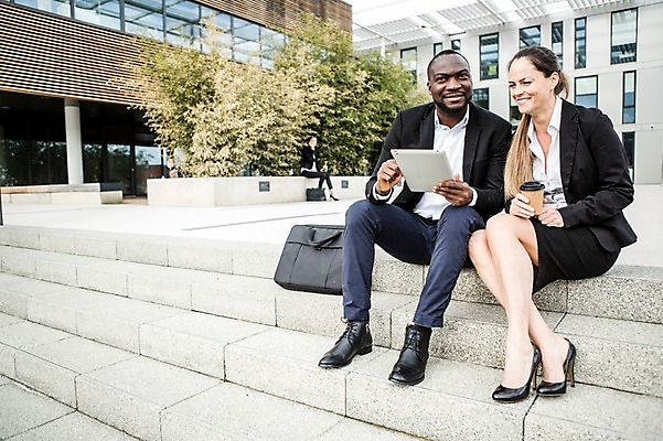 포토 JPG 주간 전신 서양인 외국인 응시 여자 남자 커피 40대 흑인 가방 회사 비즈니스 미소 사람 앉기 정장 20대 성인 야외 앞모습 옆모습 세명 30대 비즈니스라이프 태블릿 업무 직장인 비즈니스맨 비즈니스우먼 집중 동료 체코 통화 성인만 국내포토 자연요소 직업 라이프스타일 시선 잡화 옷 유럽 음료 뷰포인트 중년 컨셉 관계 모션 표정 인종 청년 장년 전자제품 스마트기기 작업 파일형식