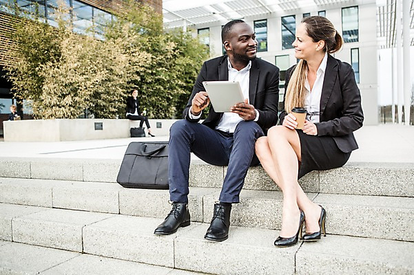 포토 JPG 주간 전신 서양인 외국인 응시 여자 남자 커피 40대 흑인 비즈니스 대화 미소 사람 정장 20대 성인 야외 앞모습 옆모습 세명 30대 비즈니스라이프 태블릿 업무 직장인 비즈니스맨 비즈니스우먼 집중 동료 체코 통화 성인만 국내포토 자연요소 직업 라이프스타일 시선 옷 유럽 음료 뷰포인트 중년 컨셉 관계 모션 표정 말하기 인종 청년 장년 전자제품 스마트기기 작업 파일형식