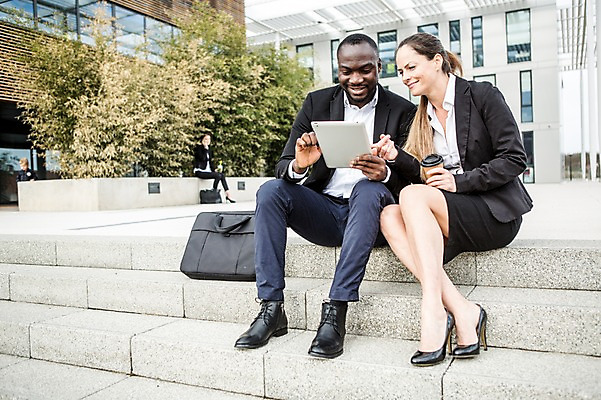 포토 JPG 주간 전신 서양인 외국인 응시 여자 남자 커피 40대 가방 비즈니스 협력 대화 미소 사람 앉기 정장 20대 성인 야외 앞모습 옆모습 세명 30대 비즈니스라이프 태블릿 계단 업무 직장인 비즈니스맨 비즈니스우먼 동료 체코 통화 성인만 국내포토 자연요소 직업 라이프스타일 시선 잡화 옷 유럽 음료 뷰포인트 중년 관계 모션 표정 말하기 인종 청년 장년 전자제품 스마트기기 작업 파일형식