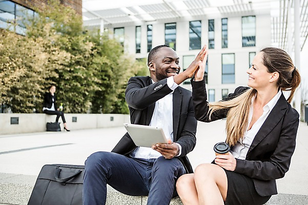 포토 JPG 주간 전신 서양인 외국인 응시 여자 남자 커피 40대 흑인 가방 비즈니스 성공 협력 미소 사람 앉기 정장 상반신 20대 성인 야외 앞모습 옆모습 세명 30대 비즈니스라이프 태블릿 마주보기 업무 직장인 비즈니스맨 비즈니스우먼 동료 하이파이브 체코 통화 성인만 국내포토 자연요소 직업 라이프스타일 시선 잡화 옷 유럽 음료 뷰포인트 중년 컨셉 관계 모션 표정 인종 손짓 청년 장년 전자제품 스마트기기 작업 파일형식