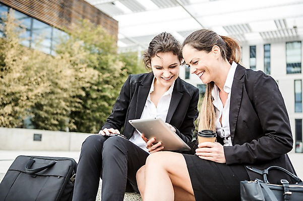 포토 JPG 주간 서양인 외국인 응시 여자 커피 40대 가방 비즈니스 대화 미소 사람 앉기 정장 상반신 20대 성인 야외 두명 옆모습 비즈니스라이프 태블릿 업무 직장인 비즈니스우먼 동료 체코 성인여자만 국내포토 자연요소 직업 라이프스타일 시선 잡화 옷 유럽 음료 뷰포인트 중년 관계 모션 표정 말하기 인종 청년 전자제품 스마트기기 작업 여자만 성인만 파일형식