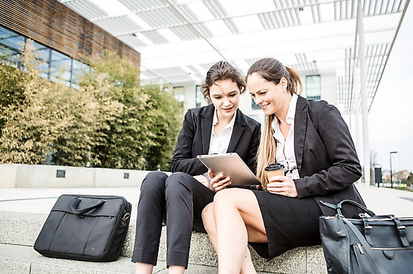 포토 JPG 주간 서양인 외국인 응시 여자 커피 40대 가방 비즈니스 성공 회의 대화 미소 사람 앉기 상반신 20대 성인 야외 두명 옆모습 비즈니스라이프 태블릿 계단 업무 비즈니스우먼 동료 체코 성인여자만 국내포토 자연요소 라이프스타일 시선 잡화 유럽 음료 뷰포인트 중년 컨셉 관계 모션 표정 말하기 인종 청년 전자제품 스마트기기 작업 직장인 여자만 성인만 파일형식
