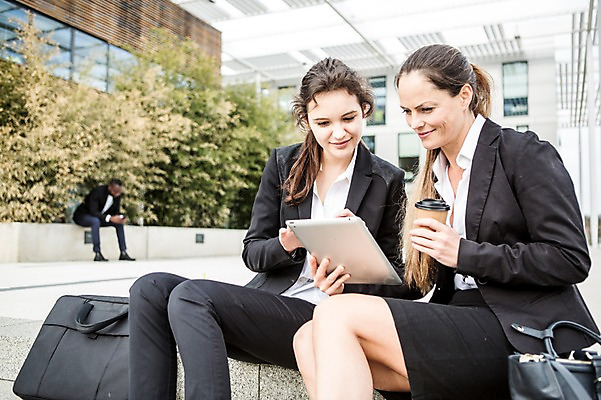 포토 JPG 주간 전신 서양인 외국인 응시 여자 남자 커피 40대 가방 회사 비즈니스 직장 미소 사람 앉기 정장 상반신 20대 성인 야외 옆모습 아웃포커스 세명 30대 비즈니스라이프 태블릿 계단 우정 업무 직장인 비즈니스맨 비즈니스우먼 동료 체코 성인만 국내포토 자연요소 직업 라이프스타일 시선 잡화 옷 유럽 음료 뷰포인트 중년 관계 모션 촬영기법 표정 인종 청년 장년 친구 전자제품 스마트기기 작업 파일형식