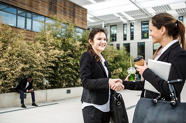 포토 JPG 주간 전신 서양인 외국인 응시 여자 남자 커피 40대 흑인 가방 비즈니스 협력 악수 직장 미소 사람 앉기 정장 상반신 20대 성인 야외 옆모습 아웃포커스 세명 30대 비즈니스라이프 태블릿 우정 업무 직장인 비즈니스맨 비즈니스우먼 동료 체코 성인만 국내포토 자연요소 직업 라이프스타일 시선 잡화 옷 유럽 음료 뷰포인트 중년 회사 관계 모션 촬영기법 표정 인종 손짓 청년 장년 친구 전자제품 스마트기기 작업 파일형식