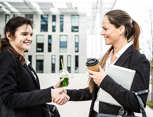 포토 JPG 주간 서양인 외국인 응시 여자 커피 40대 회사 비즈니스 협력 악수 미소 사람 정장 상반신 20대 성인 야외 두명 옆모습 비즈니스라이프 태블릿 업무 직장인 비즈니스우먼 동료 체코 성인여자만 국내포토 자연요소 직업 라이프스타일 시선 옷 유럽 음료 뷰포인트 중년 관계 표정 인종 손짓 청년 전자제품 스마트기기 작업 여자만 성인만 파일형식