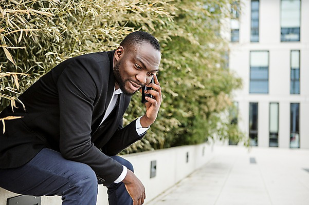 포토 JPG 주간 서양인 외국인 응시 남자 흑인 회사 비즈니스 직장 한명 사람 앉기 정장 상반신 성인 야외 옆모습 30대 비즈니스라이프 스마트폰 업무 직장인 비즈니스맨 집중 체코 통화 성인남자한명만 국내포토 자연요소 직업 1 라이프스타일 시선 옷 유럽 뷰포인트 컨셉 모션 인종 장년 핸드폰 스마트기기 작업 남자한명만 성인남자만 파일형식