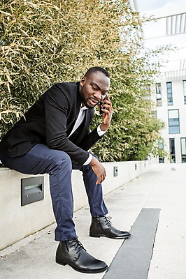 포토 JPG 주간 전신 서양인 외국인 남자 흑인 회사 비즈니스 직장 한명 사람 앉기 정장 성인 야외 옆모습 30대 비즈니스라이프 스마트폰 업무 직장인 비즈니스맨 집중 체코 통화 성인남자한명만 국내포토 자연요소 직업 1 라이프스타일 옷 유럽 뷰포인트 컨셉 모션 인종 장년 핸드폰 스마트기기 작업 남자한명만 성인남자만 파일형식