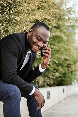 포토 JPG 주간 서양인 외국인 남자 흑인 회사 비즈니스 성공 직장 한명 미소 웃음 사람 앉기 정장 상반신 성인 야외 옆모습 30대 비즈니스라이프 스마트폰 업무 직장인 비즈니스맨 집중 체코 통화 성인남자한명만 국내포토 자연요소 직업 1 라이프스타일 옷 유럽 뷰포인트 컨셉 모션 표정 인종 장년 핸드폰 스마트기기 작업 남자한명만 성인남자만 파일형식