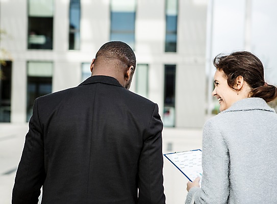 포토 JPG 주간 서양인 외국인 응시 여자 남자 흑인 회사 비즈니스 직장 대화 미소 사람 상반신 20대 성인 야외 두명 뒷모습 30대 비즈니스라이프 업무 직장인 비즈니스맨 비즈니스우먼 동료 문서 체코 성인만 국내포토 자연요소 직업 라이프스타일 시선 유럽 뷰포인트 관계 표정 말하기 인종 청년 장년 작업 파일형식