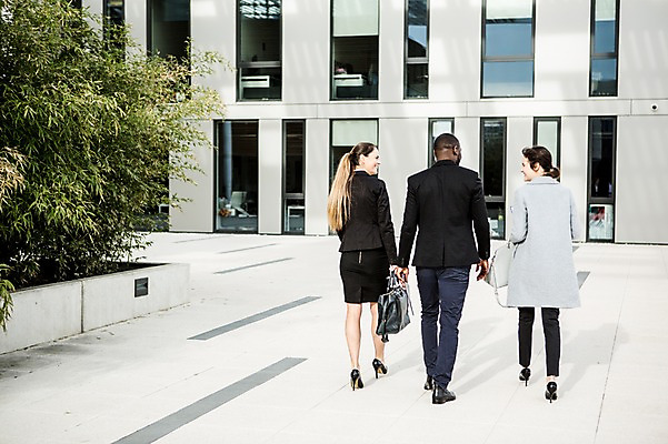 포토 JPG 주간 전신 서양인 외국인 응시 여자 남자 40대 흑인 가방 비즈니스 성공 직장 대화 미소 사람 정장 빌딩 20대 성인 야외 뒷모습 세명 30대 비즈니스라이프 걷기 업무 직장인 비즈니스맨 비즈니스우먼 동료 체코 성인만 국내포토 자연요소 직업 라이프스타일 시선 잡화 옷 유럽 뷰포인트 중년 컨셉 회사 관계 모션 표정 말하기 인종 청년 건물 장년 작업 파일형식