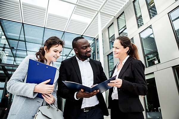 포토 JPG 주간 서양인 외국인 응시 여자 남자 40대 흑인 비즈니스 성공 직장 대화 미소 사람 정장 상반신 20대 성인 야외 앞모습 옆모습 세명 30대 비즈니스라이프 업무 직장인 비즈니스맨 비즈니스우먼 동료 문서 체코 성인만 국내포토 자연요소 직업 라이프스타일 시선 옷 유럽 뷰포인트 중년 컨셉 회사 관계 표정 말하기 인종 청년 장년 작업 파일형식
