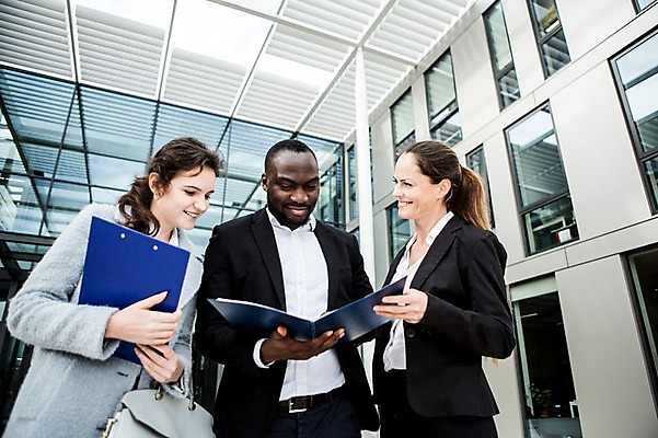 포토 JPG 주간 서양인 외국인 응시 여자 남자 40대 흑인 비즈니스 성공 회의 직장 대화 미소 사람 정장 빌딩 상반신 20대 성인 야외 앞모습 옆모습 세명 30대 비즈니스라이프 업무 직장인 비즈니스맨 비즈니스우먼 동료 문서 체코 성인만 국내포토 자연요소 직업 라이프스타일 시선 옷 유럽 뷰포인트 중년 컨셉 회사 관계 표정 말하기 인종 청년 건물 장년 작업 파일형식