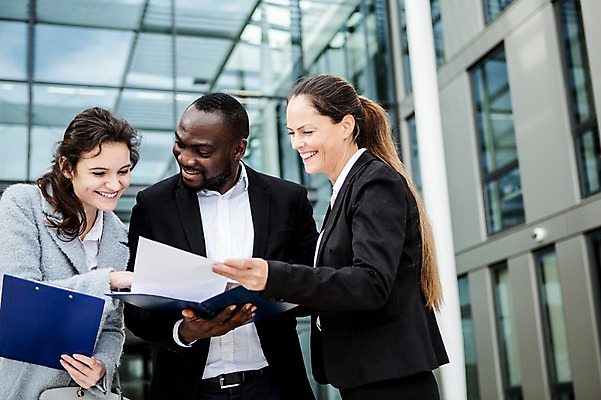 포토 JPG 주간 서양인 외국인 응시 여자 남자 40대 흑인 회사 비즈니스 성공 직장 미소 사람 정장 상반신 20대 성인 야외 앞모습 옆모습 세명 30대 비즈니스라이프 기쁨 업무 직장인 비즈니스맨 비즈니스우먼 동료 문서 체코 성인만 국내포토 자연요소 직업 라이프스타일 시선 옷 감정 유럽 뷰포인트 중년 컨셉 관계 표정 인종 청년 장년 작업 파일형식