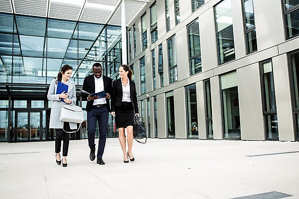 포토 JPG 주간 전신 서양인 외국인 응시 여자 남자 40대 흑인 가방 회사 비즈니스 성공 직장 대화 미소 사람 정장 20대 성인 야외 앞모습 세명 30대 비즈니스라이프 걷기 직장인 비즈니스맨 비즈니스우먼 동료 문서 체코 성인만 국내포토 자연요소 직업 라이프스타일 시선 잡화 옷 유럽 뷰포인트 중년 컨셉 관계 모션 표정 말하기 인종 청년 장년 파일형식
