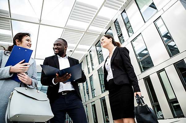 포토 JPG 주간 서양인 외국인 여자 남자 로우앵글 40대 흑인 가방 비즈니스 성공 직장 대화 미소 사람 정장 빌딩 상반신 20대 성인 야외 앞모습 옆모습 세명 30대 비즈니스라이프 업무 직장인 비즈니스맨 비즈니스우먼 동료 문서 체코 성인만 국내포토 자연요소 직업 라이프스타일 잡화 옷 유럽 뷰포인트 중년 컨셉 회사 관계 표정 말하기 인종 청년 건물 장년 작업 파일형식