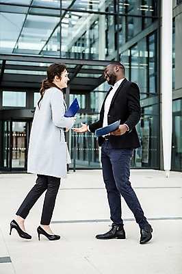 포토 JPG 주간 전신 서양인 외국인 여자 남자 흑인 회사 비즈니스 성공 직장 대화 미소 사람 정장 손짓 빌딩 20대 성인 야외 두명 옆모습 30대 비즈니스라이프 업무 직장인 비즈니스맨 비즈니스우먼 동료 즐거움 문서 체코 성인만 국내포토 자연요소 직업 라이프스타일 옷 감정 유럽 뷰포인트 컨셉 관계 모션 표정 말하기 인종 청년 건물 장년 작업 파일형식