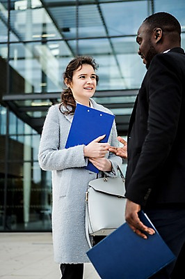 포토 JPG 주간 서양인 외국인 응시 여자 남자 흑인 회사 비즈니스 성공 직장 대화 미소 사람 정장 상반신 20대 성인 야외 두명 앞모습 옆모습 30대 비즈니스라이프 업무 직장인 비즈니스맨 비즈니스우먼 동료 문서 체코 성인만 국내포토 자연요소 직업 라이프스타일 시선 옷 유럽 뷰포인트 컨셉 관계 표정 말하기 인종 청년 장년 작업 파일형식
