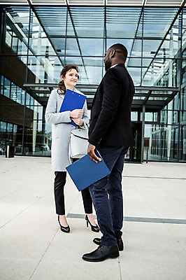 포토 JPG 주간 전신 서양인 외국인 응시 여자 남자 흑인 회사 비즈니스 성공 직장 대화 서기 미소 사람 정장 20대 성인 야외 두명 앞모습 옆모습 30대 비즈니스라이프 업무 직장인 비즈니스맨 비즈니스우먼 동료 문서 체코 성인만 국내포토 자연요소 직업 라이프스타일 시선 옷 유럽 뷰포인트 컨셉 관계 모션 표정 말하기 인종 청년 장년 작업 파일형식