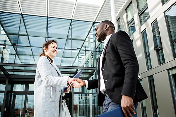 포토 JPG 주간 서양인 외국인 응시 여자 남자 흑인 회사 비즈니스 성공 협력 악수 직장 미소 사람 정장 빌딩 상반신 20대 성인 야외 두명 옆모습 30대 비즈니스라이프 직장인 비즈니스맨 비즈니스우먼 동료 문서 체코 성인만 국내포토 자연요소 직업 라이프스타일 시선 옷 유럽 뷰포인트 컨셉 관계 표정 인종 손짓 청년 건물 장년 파일형식