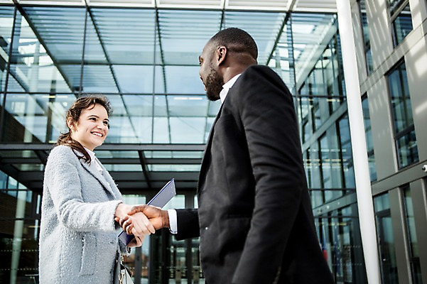 포토 JPG 주간 서양인 외국인 응시 여자 남자 흑인 회사 비즈니스 성공 협력 악수 직장 미소 사람 정장 상반신 20대 성인 야외 두명 옆모습 30대 비즈니스라이프 마주보기 직장인 비즈니스맨 비즈니스우먼 동료 문서 체코 성인만 국내포토 자연요소 직업 라이프스타일 시선 옷 유럽 뷰포인트 컨셉 관계 모션 표정 인종 손짓 청년 장년 파일형식