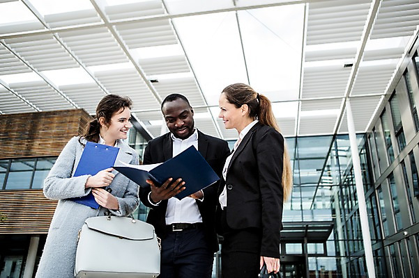 포토 JPG 주간 서양인 외국인 응시 여자 남자 40대 흑인 가방 비즈니스 직장 미소 사람 정장 상반신 20대 성인 야외 앞모습 옆모습 세명 30대 비즈니스라이프 업무 직장인 비즈니스맨 비즈니스우먼 동료 문서 체코 성인만 국내포토 자연요소 직업 라이프스타일 시선 잡화 옷 유럽 뷰포인트 중년 회사 관계 표정 인종 청년 장년 작업 파일형식