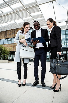 포토 JPG 주간 전신 서양인 외국인 여자 남자 40대 흑인 가방 비즈니스 성공 직장 서기 미소 사람 정장 20대 성인 야외 앞모습 옆모습 세명 30대 비즈니스라이프 태블릿 업무 직장인 비즈니스맨 비즈니스우먼 동료 확인 문서 체코 성인만 국내포토 자연요소 직업 라이프스타일 잡화 옷 유럽 뷰포인트 중년 컨셉 회사 관계 모션 표정 인종 청년 장년 전자제품 스마트기기 작업 파일형식