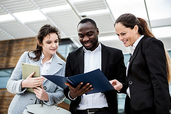 포토 JPG 주간 서양인 외국인 응시 여자 남자 40대 흑인 가방 비즈니스 성공 직장 미소 사람 정장 상반신 20대 성인 야외 앞모습 옆모습 세명 30대 비즈니스라이프 태블릿 기쁨 업무 직장인 비즈니스맨 비즈니스우먼 동료 문서 체코 성인만 국내포토 자연요소 직업 라이프스타일 시선 잡화 옷 감정 유럽 뷰포인트 중년 컨셉 회사 관계 표정 인종 청년 장년 전자제품 스마트기기 작업 파일형식