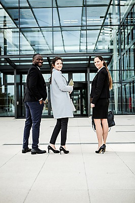 포토 JPG 주간 전신 서양인 외국인 응시 여자 남자 40대 흑인 가방 회사 비즈니스 성공 직장 미소 사람 정장 빌딩 20대 성인 야외 뒷모습 세명 30대 비즈니스라이프 업무 직장인 비즈니스맨 비즈니스우먼 뒤돌아보기 동료 문서 체코 국내포토 자연요소 직업 라이프스타일 시선 잡화 옷 유럽 뷰포인트 중년 컨셉 관계 모션 표정 인종 청년 건물 장년 작업 파일형식