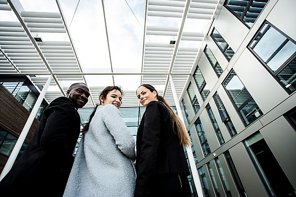 포토 JPG 주간 서양인 외국인 응시 여자 남자 로우앵글 40대 흑인 회사 비즈니스 성공 직장 미소 사람 정장 상반신 20대 성인 야외 뒷모습 세명 30대 비즈니스라이프 업무 직장인 비즈니스맨 비즈니스우먼 뒤돌아보기 동료 체코 국내포토 자연요소 직업 라이프스타일 시선 옷 유럽 뷰포인트 중년 컨셉 관계 모션 표정 인종 청년 장년 작업 파일형식