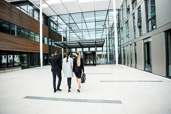 포토 JPG 주간 전신 서양인 외국인 여자 남자 40대 흑인 가방 회사 비즈니스 성공 직장 사람 정장 20대 성인 야외 뒷모습 세명 30대 비즈니스라이프 걷기 업무 직장인 비즈니스맨 비즈니스우먼 동료 체코 국내포토 자연요소 직업 라이프스타일 잡화 옷 유럽 뷰포인트 중년 컨셉 관계 모션 인종 청년 장년 작업 파일형식