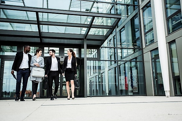 포토 JPG 주간 전신 서양인 외국인 응시 여자 남자 40대 흑인 가방 회사 비즈니스 성공 직장 대화 미소 사람 정장 빌딩 여러명 20대 성인 야외 앞모습 30대 비즈니스라이프 걷기 파이팅 업무 직장인 비즈니스맨 비즈니스우먼 동료 문서 체코 국내포토 자연요소 직업 라이프스타일 시선 잡화 옷 유럽 뷰포인트 중년 다수 컨셉 관계 모션 표정 말하기 인종 청년 건물 장년 작업 파일형식